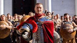 Totti, che sorpresa al Lucca Comics: si traveste da gladiatore per promuovere il film di Ridley Scott