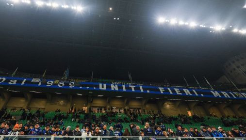 Inter, lo striscione della Curva Nord contro il “pentito” Beretta scatena la polemica: “Altro che cambio di direzione”