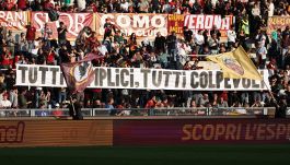 Roma-Bologna, gli striscioni di contestazione dei tifosi: nell’ultima di Juric sorride soltanto Favino