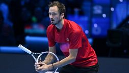 ATP Finals, Medvedev perde la testa e contro Fritz: racchette lanciate, microfoni rotti e atteggiamenti da clown