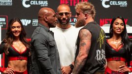 Boxe, Jake Paul sfida Tyson: si presenta alla conferenza stampa con un copriorecchio tempestato di diamanti