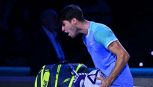 ATP Finals, Alcaraz inedito: sbaglia un punto già fatto e perde le staffe in panchina mentre Zverev se la ride