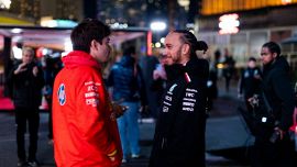 F1: 'Ferrari favorirà Hamilton, Leclerc irritato' la rivelazione choc. Lewis e Charles se la spassano sulla neve