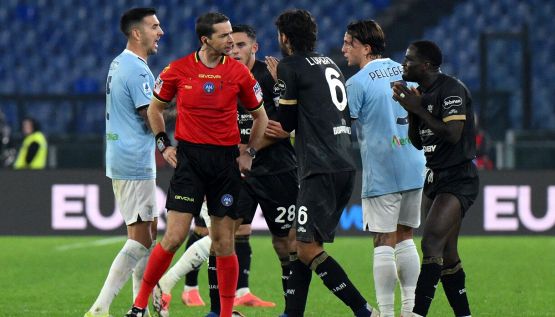 Lazio-Cagliari, moviola: Ayroldi affossa i sardi: rigore e 2 rossi, la rabbia del ds