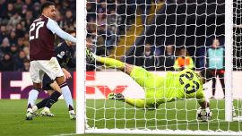 Aston Villa-Juve: miracolo Martinez, bufera su Koopmeiners, sbadigli e brividi. E spuntano i Peaky Blinders