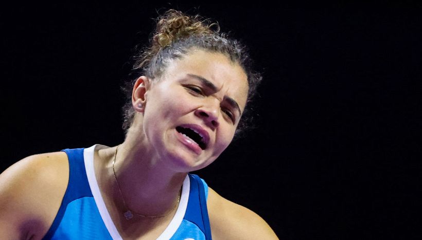 Jasmine Paolini crolla durante il match contro Zheng alle WTA Finals, Sara Errani impietrita in tribuna