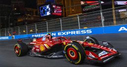 Gp Las Vegas: pole Russell, beffa Sainz ma è prima fila Ferrari. Leclerc 4°, Hamilton pasticcia. Griglia di partenza