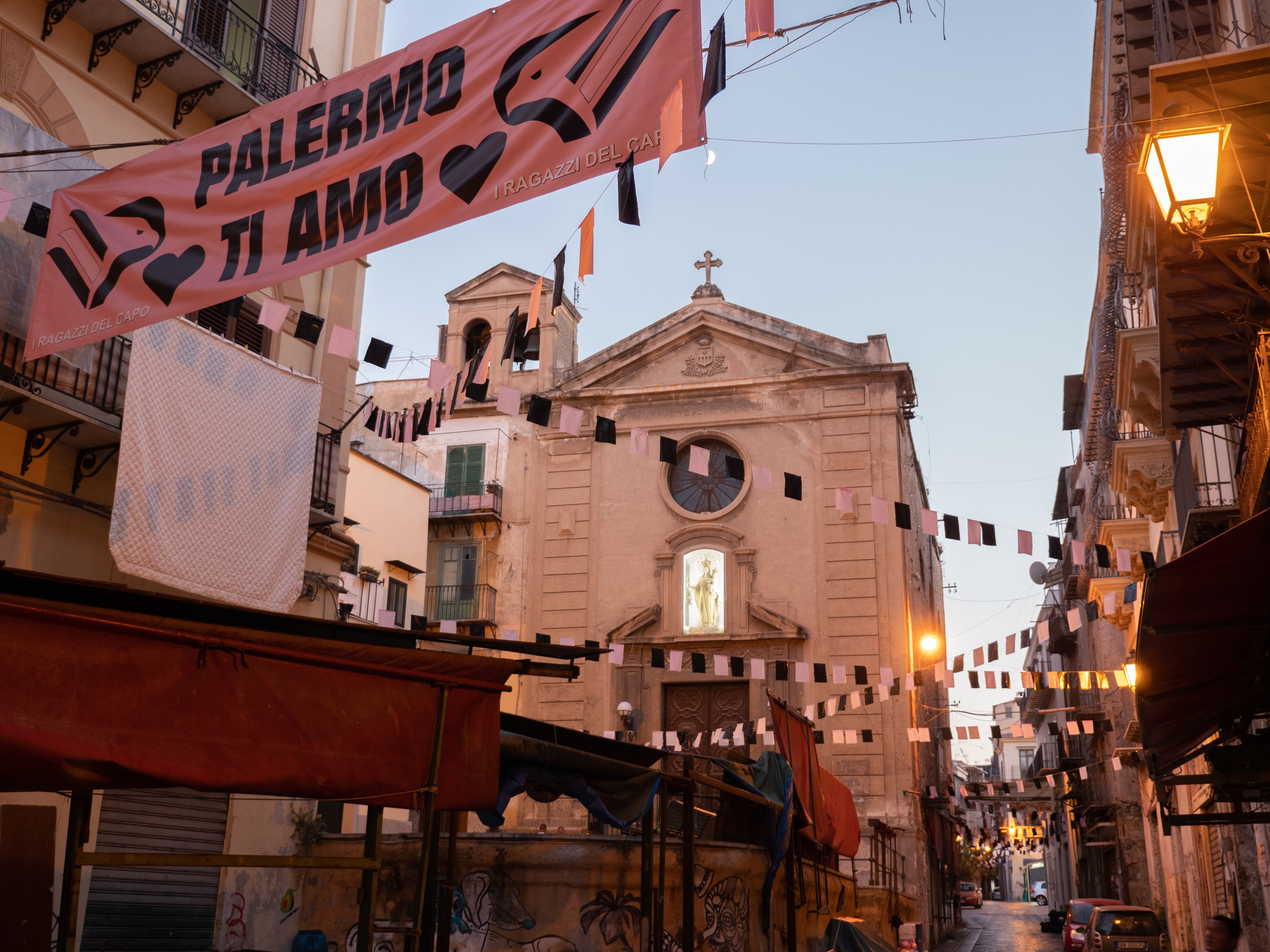 Uno scorcio di una via di Palermo