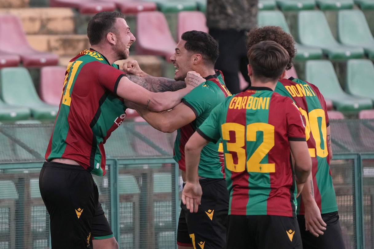 https://wips.plug.it/cips/sport.virgilio.it/cms/2024/11/ternana-spal-esultanza-cianci-3-1-ternana-lps.jpg