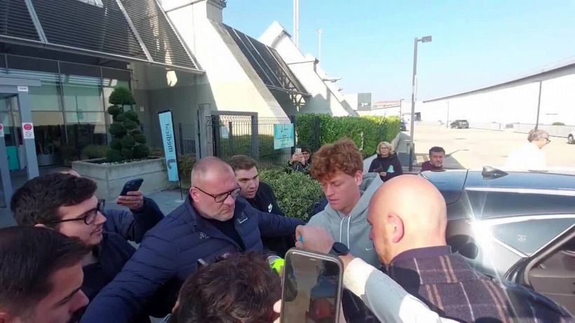 Torino, Jannik Sinner all'uscita del J Medical per le visite mediche