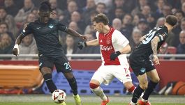 Pagelle di Ajax-Lazio 1-3: Pedro è infinito, a bersaglio pure Tchaouna e Dele-Bashiru. Baroni ora è primo