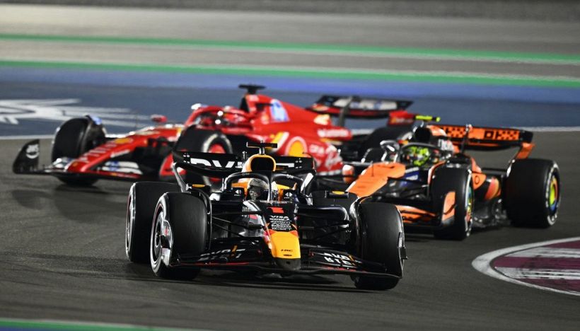 F1 GP Qatar pazzo: vince Verstappen il cannibale, Leclerc secondo tiene aperto il mondiale costruttori