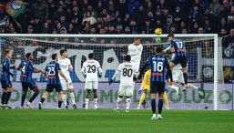 Atalanta-Milan, il gol dell’ex De Ketelaere (che esulta) scatena la durissima protesta di Fonseca contro La Penna