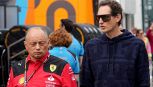 F1, Elkann attaccato: 'Nessun sano di mente preferisce Hamilton a Sainz'. Carlos in lacrime, retroscena addio