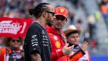 F1, Leclerc style: unico in cravatta al Gala FIA ha le idee chiare su Hamilton. Lewis, addio Mercedes da brividi