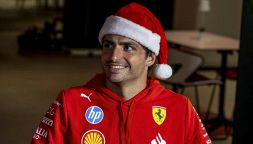 Babbo Natale in F1: da Leclerc a Verstappen passando per Sainz, i piloti si scambiano i regali sotto l'albero