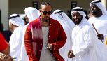 F1, Hamilton ha voglia di Ferrari: l'outfit rosso tradisce Lewis ad Abu Dhabi, le foto