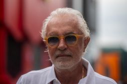 F1, Briatore striglia Alpine: "Da inetti perdere Alonso e Piastri". E spiega perché non hanno preso Sainz