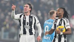 Juventus, la contestazione: Vlahovic litiga con la Sud, Danilo e Locatelli provano a calmarlo. E scoppia il caso Koopmeiners