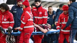 Torino-Bologna, Walukiewicz spaventa tutti: si accascia per un malore, esce in barella. Il pensiero corre a Bove