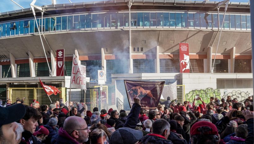 Torino, la durissima contestazione dei tifosi: Cairo costretto a scappare da un’uscita secondaria, Vanoli sempre a rischio