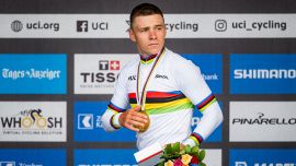 Evenepoel ringrazia tutti dopo l'operazione e rassicura: 'Tornerò più forte di prima'. Ma il Giro 2025 si allontana