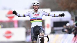 Ciclocross, a Gavere altro assolo di van der Poel. Da domani torna il confronto nel fango con Van Aert