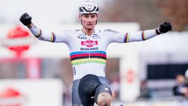 Ciclocross, van der Poel domina a Loenhout. Van Aert, ritorno sfortunato: cade due volte e chiude quarto