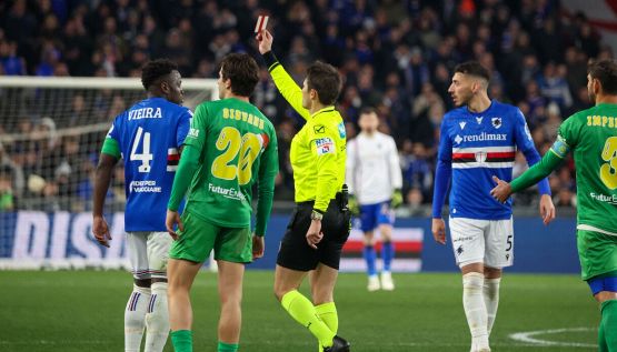 Sampdoria-Carrarese, moviola: gesto da applausi della curva Sud, il Var salva l’arbitro