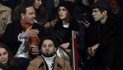 Il Como dei tifosi vip: Keira Knightley, Michael Fassbender, Adrien Brody. Ma Fabregas aspetta Dele Alli