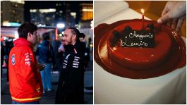 F1, Hamilton fa 40 anni: primo compleanno Ferrari. Torta rossa e gli auguri di Leclerc: "Non vedo l'ora"