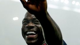 Balotelli, l'ultima goliardata: posta video live mentre fa rally nel deserto