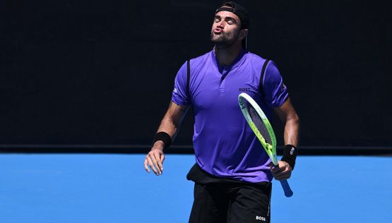 Australian Open, Berrettini veste viola e infiamma i tifosi: rimonta Norrie e vola al 2° turno contro Rune