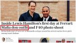 F1, Elkann che gaffe con Hamilton: la foto viene rimossa. Ma il Telegraph fa peggio: 'Abito da boss mafioso'