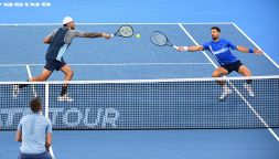 Kyrgios e Djokovic ko. in doppio a Brisbane e Nick lancia l'allarme: "Il polso non va". Melbourne a rischio?