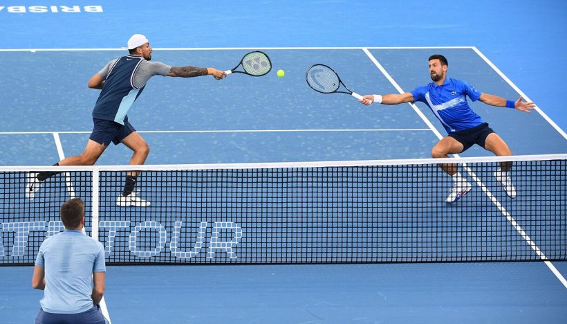 Kyrgios e Djokovic ko. in doppio a Brisbane e Nick lancia l'allarme: "Il polso non va". Melbourne a rischio?