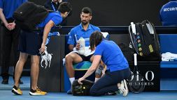 AO, Djokovic chiama il medico ma travolge Machac. E Badosa fa una scenata a Tsitsipas: "Calmarmi? Gioca tu"