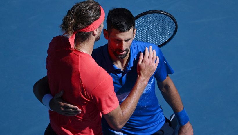 AO, Djokovic si ritira dopo un set e ora gufa Sinner: "Tiferò Zverev in finale, merita di vincere uno Slam"