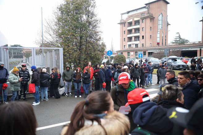 Supporter of Ferrari awaits the arrival of Lewis Hamilton at Fiorano track on January 21 2025 at Fiorano (Italy) Bergamo