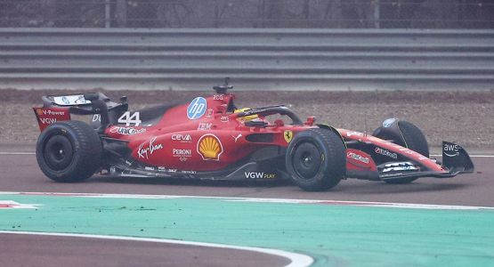 F1, Hamilton mania: debutto Ferrari da 30 e lode. Il gesto di Lewis coi tifosi e spunta il santino suo e di Leclerc
