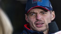 F1, Verstappen punge la Ferrari e Norris e assicura: "Non cambio stile di guida. 24 gare? Una follia"