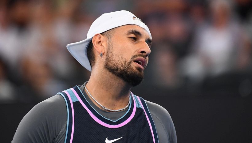 Kyrgios salta l’esibizione con Djokovic per infortunio: Australian Open in dubbio. Per i tifosi è questione di karma