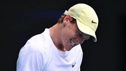 Australian Open, Sinner e il tremore che fa scattare l’allarme: la richiesta di Rune scatena la polemica, Jannik sorride