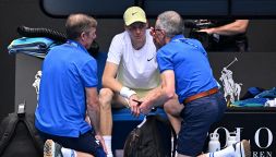 Australian Open, Sinner costretto a chiedere il medical timeout. Match fermo anche a causa della rete