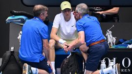 Australian Open, Panatta preoccupato dal malore di Sinner: il medico della Federtennis spiega il motivo del tremore