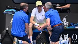 Australian Open, Panatta preoccupato dal malore di Sinner: il medico della Federtennis spiega il motivo del tremore