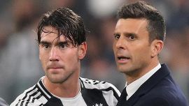 Juve, Motta fa fuori Vlahovic: 'Panchina per scelta tecnica col Milan'. Ibra prova a portare Dusan a Milano