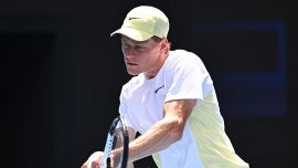 Australian Open, Sinner sfida l’amico e talismano De Minaur per la semifinale: orario e dove vederla