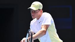 Australian Open, Sinner sfida l’amico e talismano De Minaur per la semifinale: orario e dove vederla