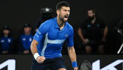 AO, Djokovic batte Alcaraz e vola in semifinale: Nole rinasce grazie a un farmaco, Carlos litiga con l’arbitra